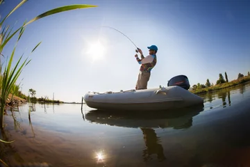 Papier Peint photo autocollant Pêcher homme pêchant sur un lac