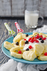 Lazy dumplings of cottage cheese with sour cream and berries