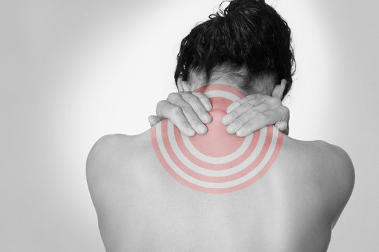 Frau massiert ihren schmerzenden Nacken - Schwarzwei&szlig;