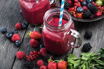 Photo sur Aluminium Milk-shake Summer berries smoothie in mason jar
