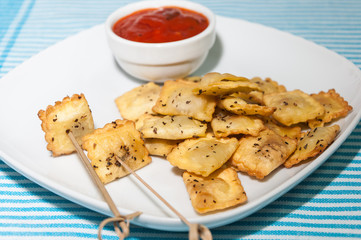 Raviolis fritos con salsa de tomate