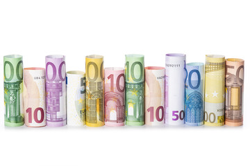 Billetes de euro enrollados aislados sobre fondo blanco con espacio para texto y publicidad