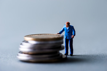 積み上げられたお金と人間