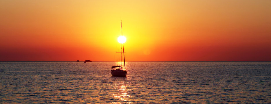 Segelboot beim Sonnenuntergang