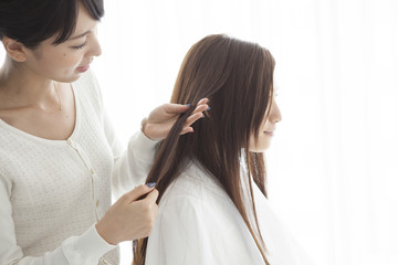 Beautician that check the status of women's hair