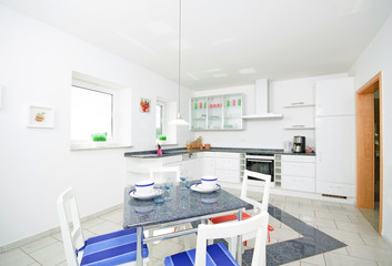 helle, moderne Kücheneinrichtung