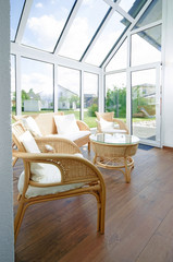 Wintergarten mit Korbmöbeln