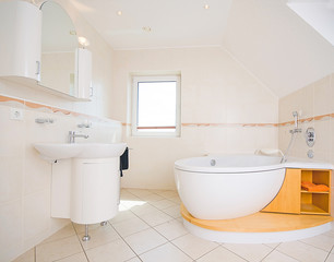 helles Bad mit Eckbadewanne