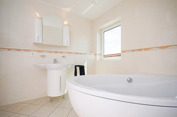 Modernes helles Badezimmer