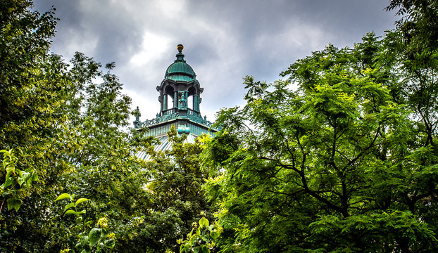 Kuppel des Justizpalastes in München, versteckt hinter Bäumen des alten Botanischen Gartens