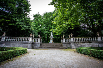 Maximiliansplatz in München an einem bedeckten Sommermorgen