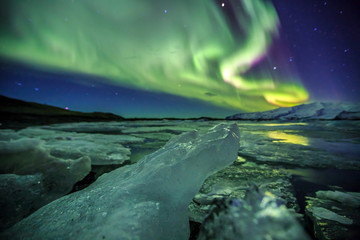 Panele Szklane Podświetlane  Zorza polarna nad laguną lodowcową Jokulsarlon w Islandii.