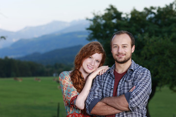 Junges ländliches Paar mit Berghintergrund