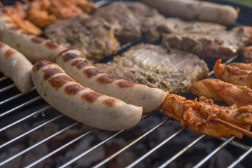 Bratwurst und Steak auf dem Grill
