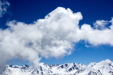 Obraz premium Mountains and cloud