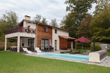 Fototapeta na wymiar house with pool for swimming