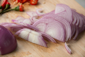 Obraz na płótnie Canvas Peeled red onion, shallots on wood cutting