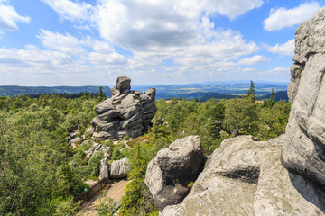 Góry Stołowe w Polsce - pejzaż widziany ze Szczelińca w okolicy Karłowa