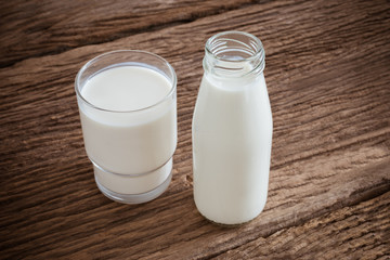 Obraz na płótnie Canvas fresh milk in glass bottle and glass