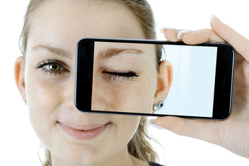 Mädchen fotografiert Auge mit Smartphone