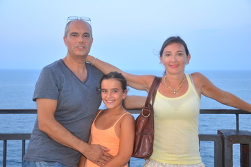 Fototapeta na wymiar Familie in Polignano a Mare