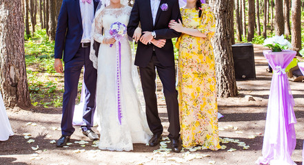 Naklejka premium happy bride and groom with guests 