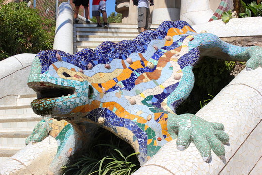 Der Salamander von Antoni Gaudi im Park Guell in Barcelona