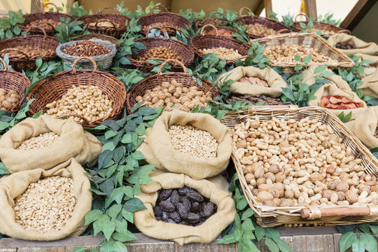 bancarella al mercato di frutta secca