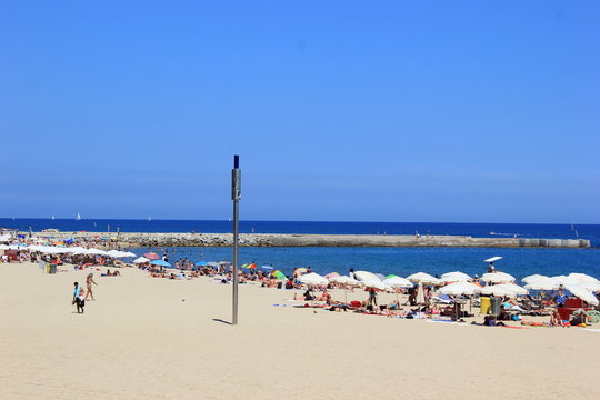 Strandszene am Sandstrand von Barcelona (Spanien)