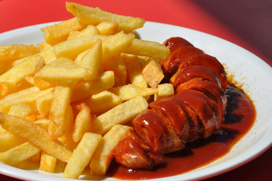 Berliner Curry-Wurst mit Pommes