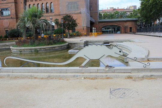 Skulptur eines Chamäleons vor der Burg der drei Drachen (Barcelona)