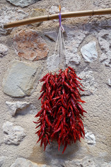 getrocknete Pepperoni an Bambusstange