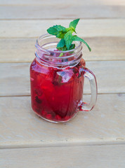 Beerenlimonade mit Minzblatt