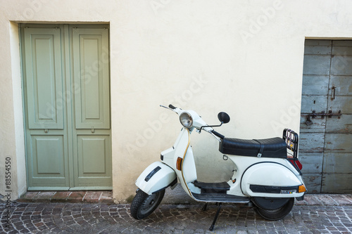 Elegante porta di legno con vespa