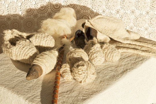 Antiguo uso y rueca de hilar, lana virgen de oveja y labores hechos a mano (calcetines y escarpines)