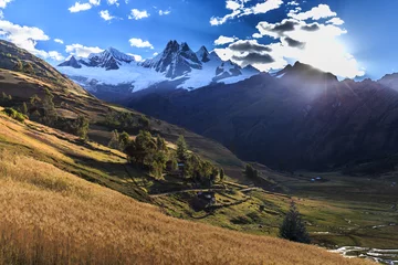 Fotobehang Alpamayo Berglandschap in de Andes, Peru, Cordiliera Blanca