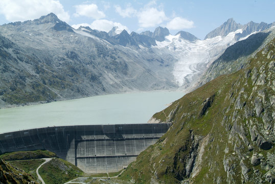 View of the Grimsel lake dam and the Oberaare glacier