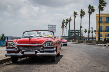 Kuba parkender amerikanischer Oldtimer auf der Promenade Malecon