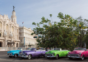 Kuba amerikanische Oldtimer parken in Reihe vor dem Gran Teatro in Havanna auf der Strasse