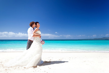 Fototapeta na wymiar Wedding couple on beach