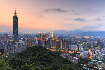 Naklejka premium Taipei, Tajwan panoramę o zmierzchu
