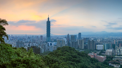 Fototapeta premium Taipei, Taiwan skyline at twilight