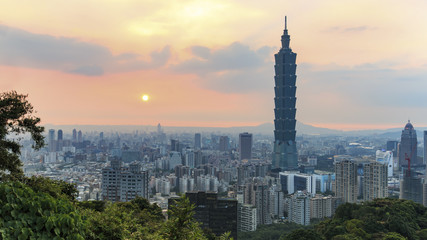 Obraz premium Zachód słońca nad Tajpej na Tajwanie