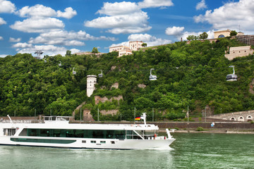 Fototapeta na wymiar Flusskreuzfahrt - Koblenz