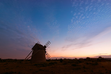 Oude windmolen uit Langhammars op het Zweedse eiland Fårö ten noorden van Gotland na zonsondergang