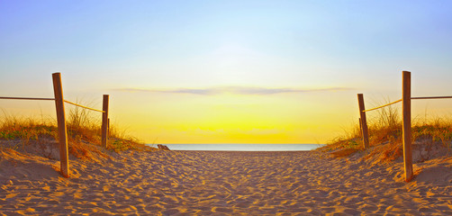Pfad auf dem Sand zum Meer in Miami Beach Florida bei Sonnenaufgang oder Sonnenuntergang, schöne Naturlandschaft, Retro-Instagram-Filter für Vintage-Looks