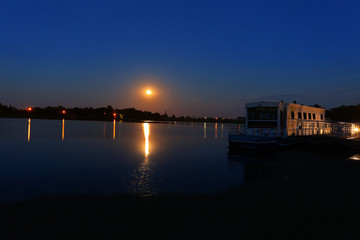 Księżycowa noc nad jeziorem, łodzie.
