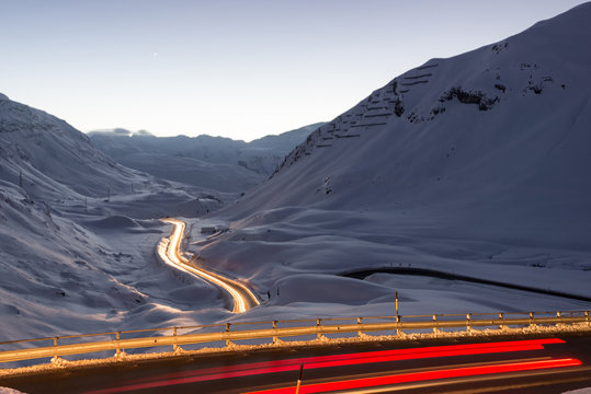 Passstrasse im Winter