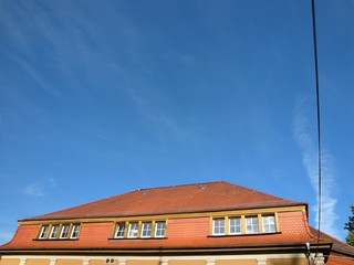 Altes Dach mit Biberschwanzschindeln einer ehemaligen Textilfabrik im Sommer vor blauem Himmel am Weberpark in Oerlinghausen bei Bielefeld am Hermannsweg im Teutoburger Wald in Ostwestfalen-Lippe
