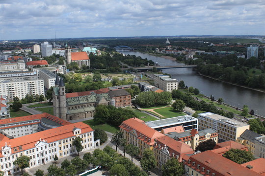 Magdeburg, Blick vom Dom nach Norden über den Domplatz zum Kloster, der Johanniskirche und der Elbe